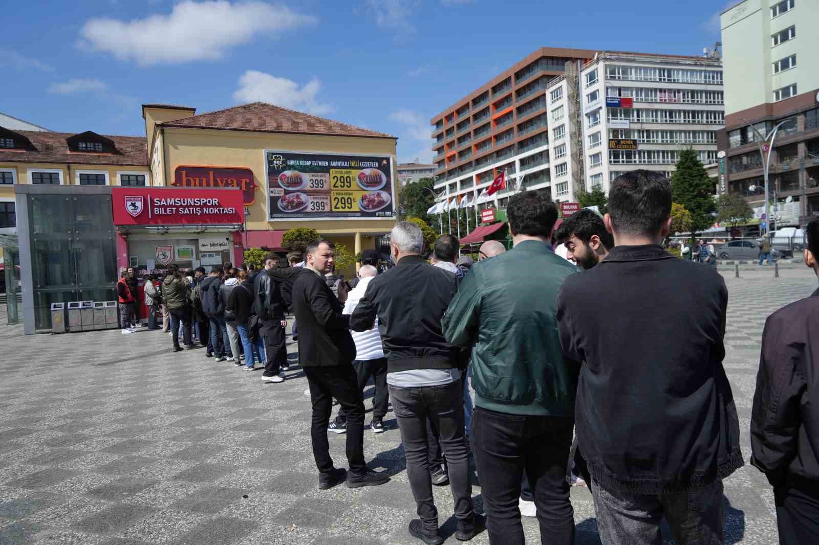 Samsun’da şampiyonluk maçı heyecanı: Biletler için kuyruk oluştu 9 samsunda sampiyonluk maci heyecani biletler icin kuyruk olustu 5 XDRSYJrg