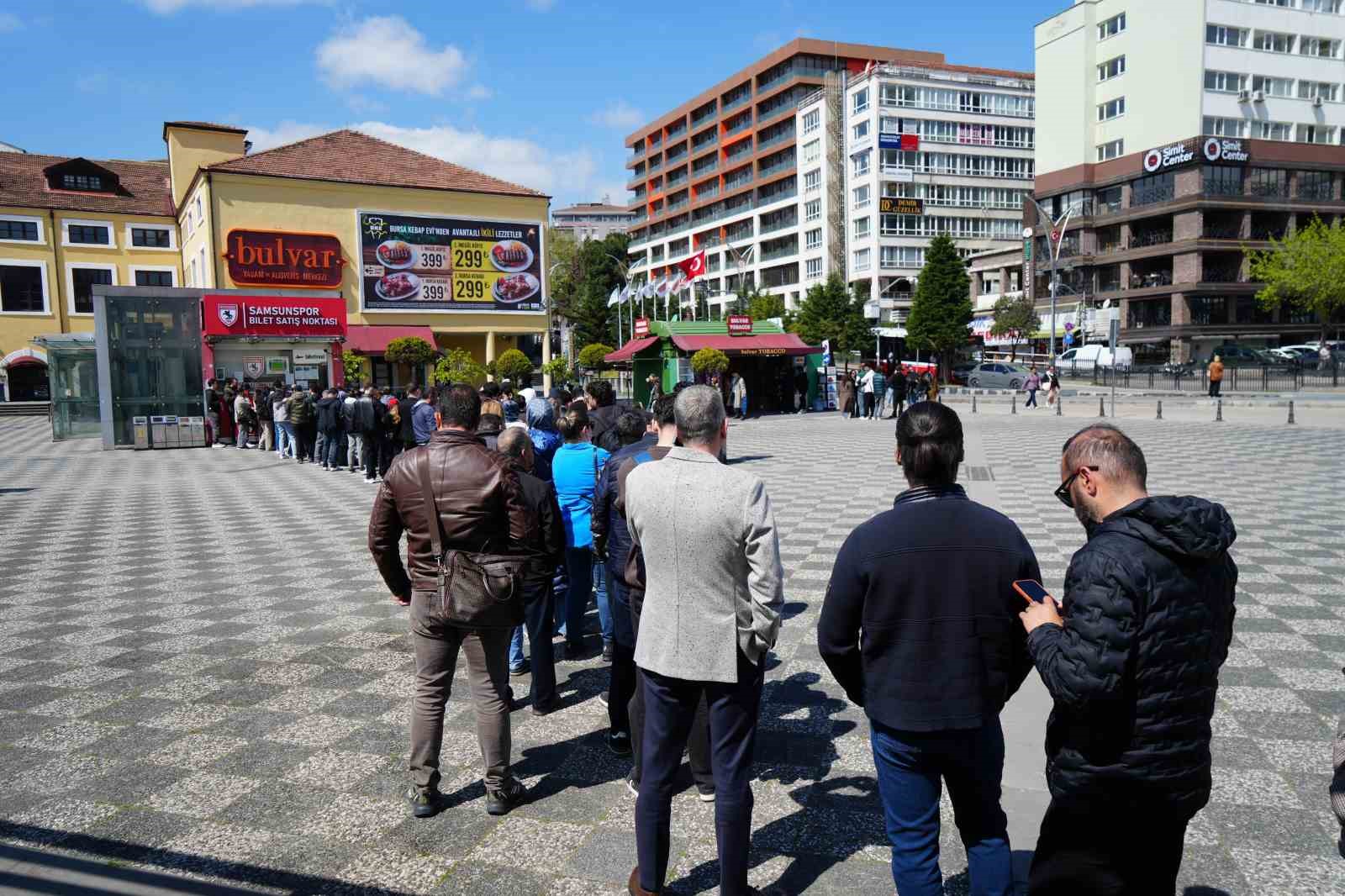 Samsun’da şampiyonluk maçı heyecanı: Biletler için kuyruk oluştu 10 samsunda sampiyonluk maci heyecani biletler icin kuyruk olustu 6 EEWXStrI