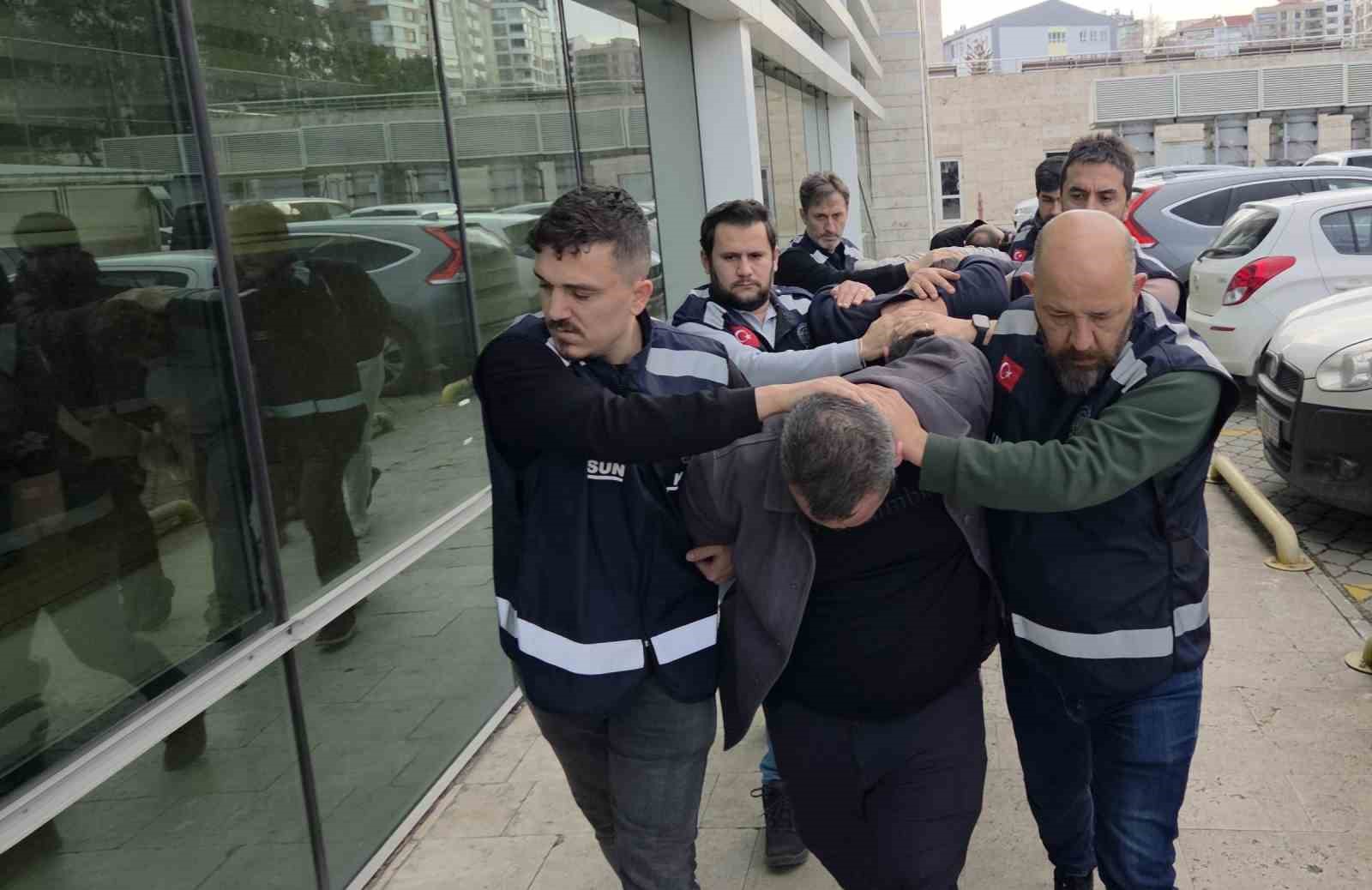 samsunda silahli tehdit ve zorla para alma iddiasi 4 supheli adliyede 1 TNrtNC9k