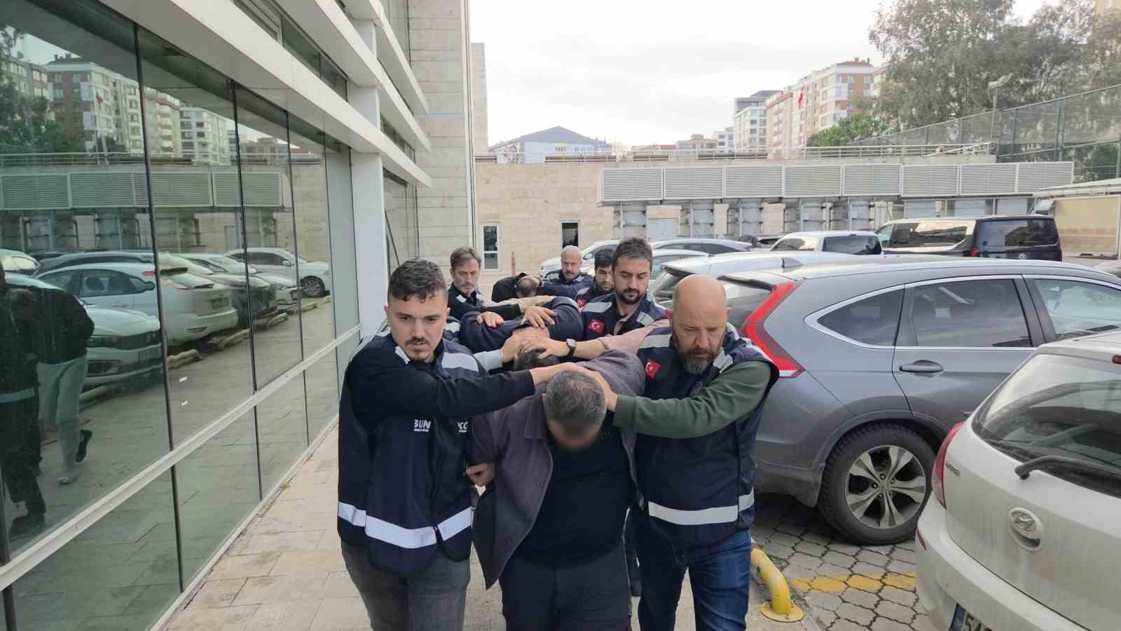 samsunda silahli tehdit ve zorla para alma iddiasi 4 supheli adliyede 2 LM6X9Bqt