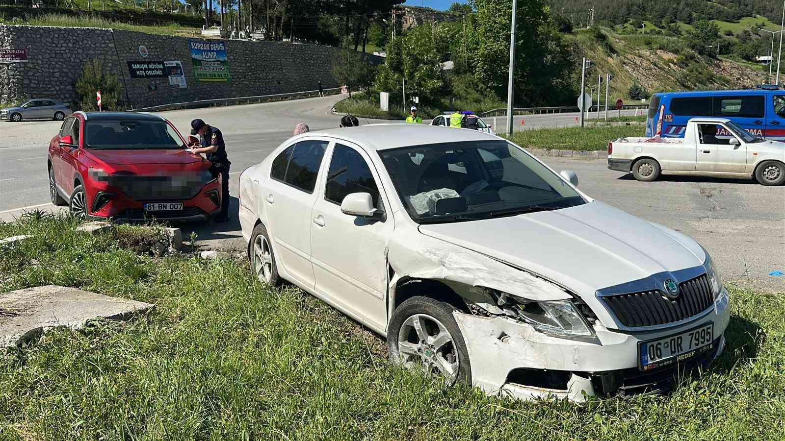 samsunda suv ile otomobil carpisti 1i cocuk 2 yarali 2 g54e6XTD
