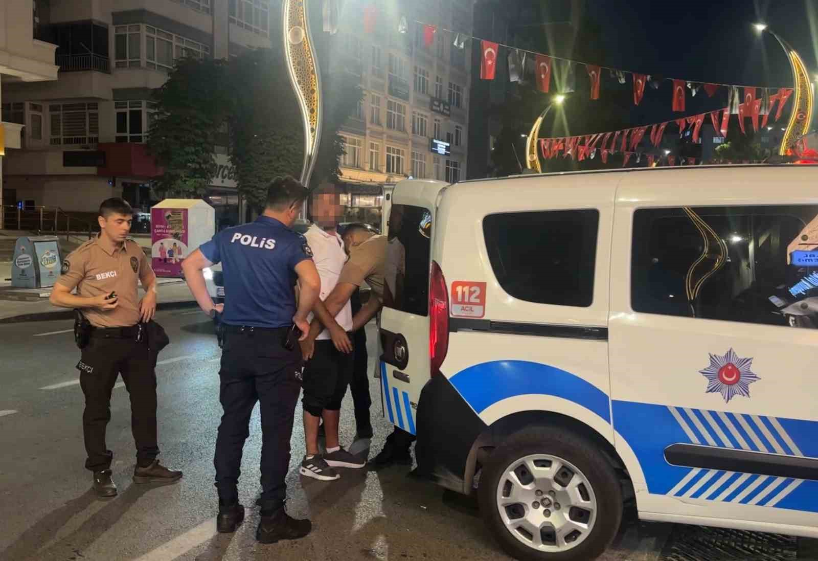 Samsun’da taşkınlık yapan alkollü şahsı tek yumrukla yere serdi: O anlar kamerada 4 samsunda taskinlik yapan alkollu sahsi tek yumrukla yere serdi o anlar kamerada 0 DUghNLPH