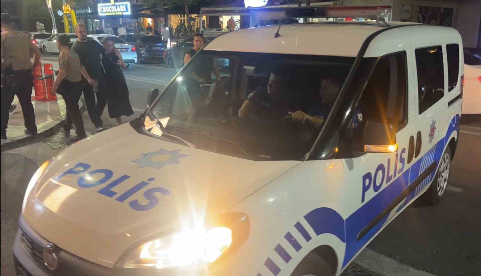 Samsun’da taşkınlık yapan alkollü şahsı tek yumrukla yere serdi: O anlar kamerada 5 samsunda taskinlik yapan alkollu sahsi tek yumrukla yere serdi o anlar kamerada 1 5Im84bJn