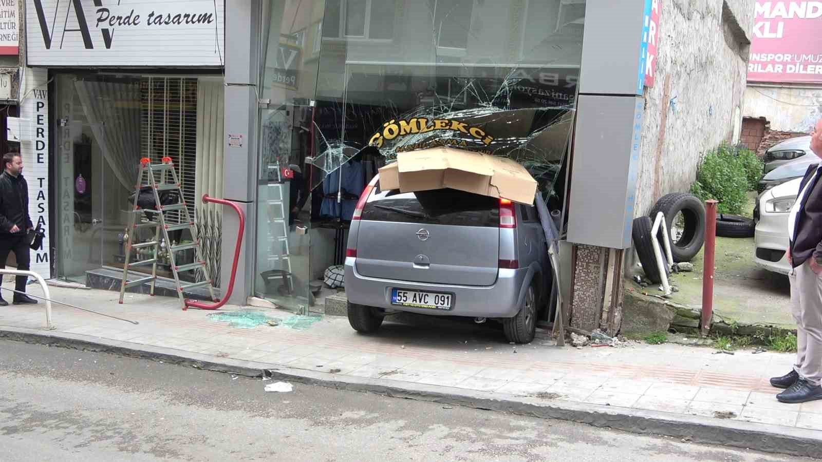samsunda terzi dukkanina otomobil girdi 0 dJtlyqZC