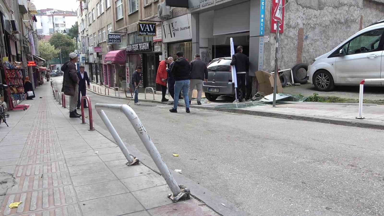 samsunda terzi dukkanina otomobil girdi 1 kt4aDitI