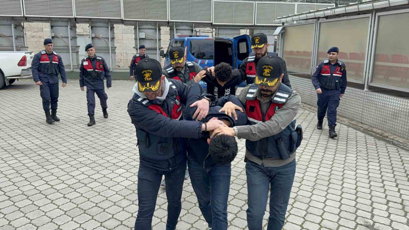 Samsun’da Tik Tok canlı yayınında terör propagandası yapan 2 inşaat işçisi adliyeye sevk edildi 4 samsunda tik tok canli yayininda teror propagandasi yapan 2 insaat iscisi adliyeye sevk edildi G3nu7Jqs