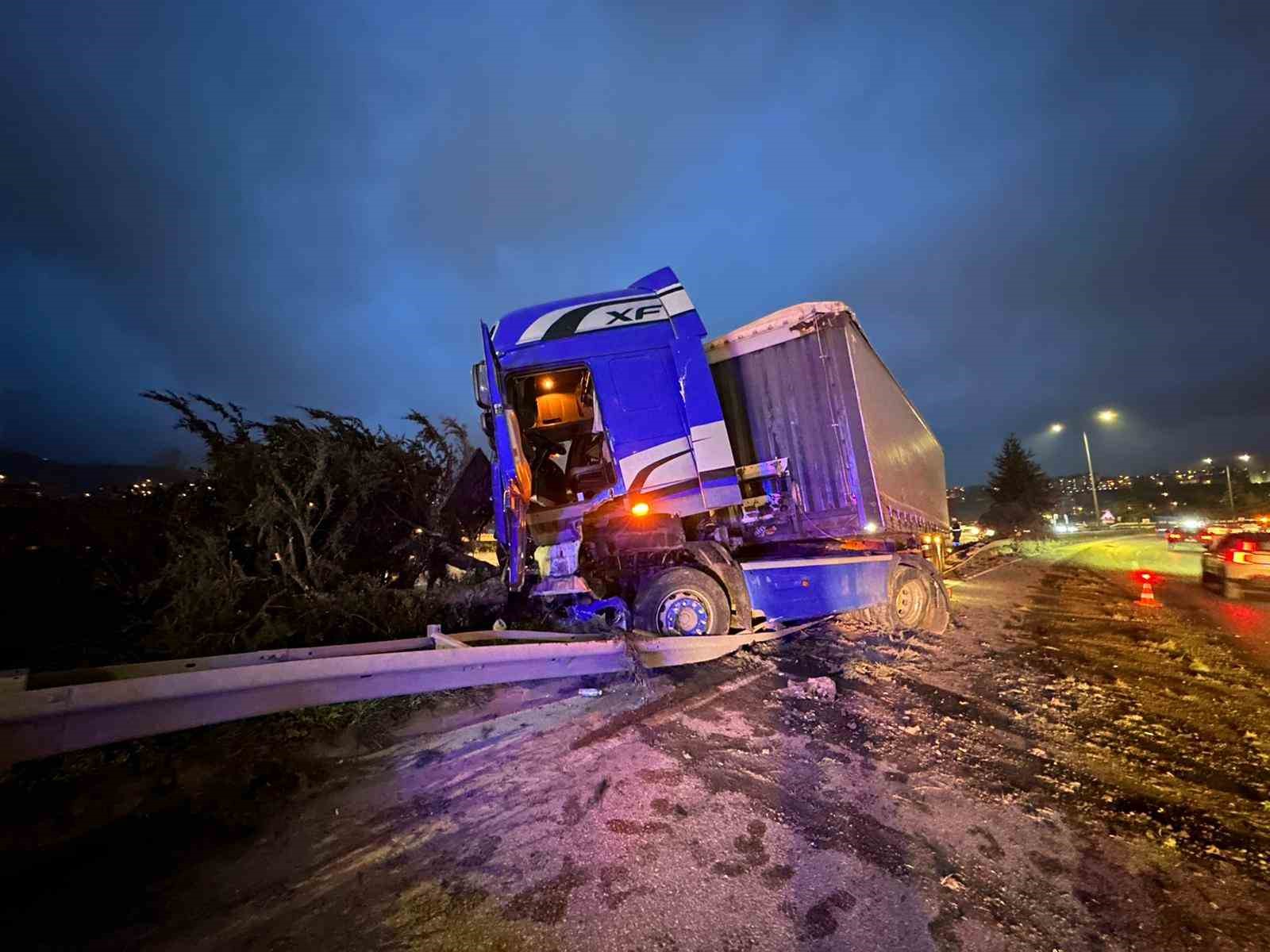 samsunda tir devrildi 1 yarali 2 7gOSkemO