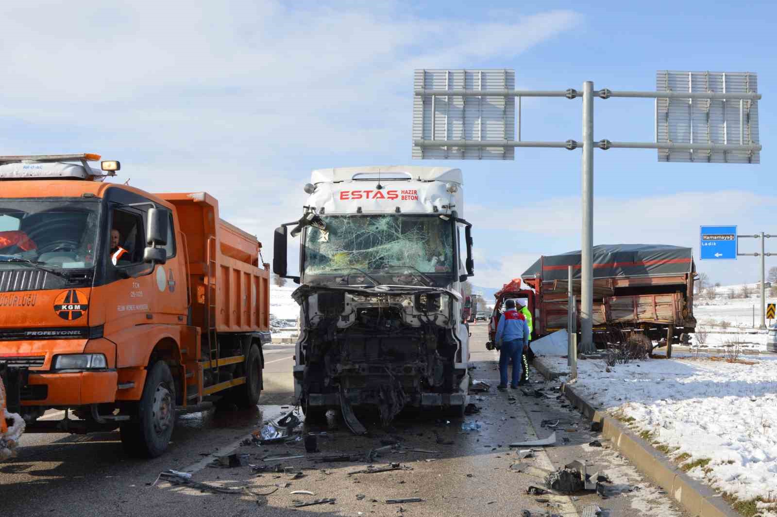 samsunda tir ile kamyonet carpisti 2 yarali 0 nQ5fCACv