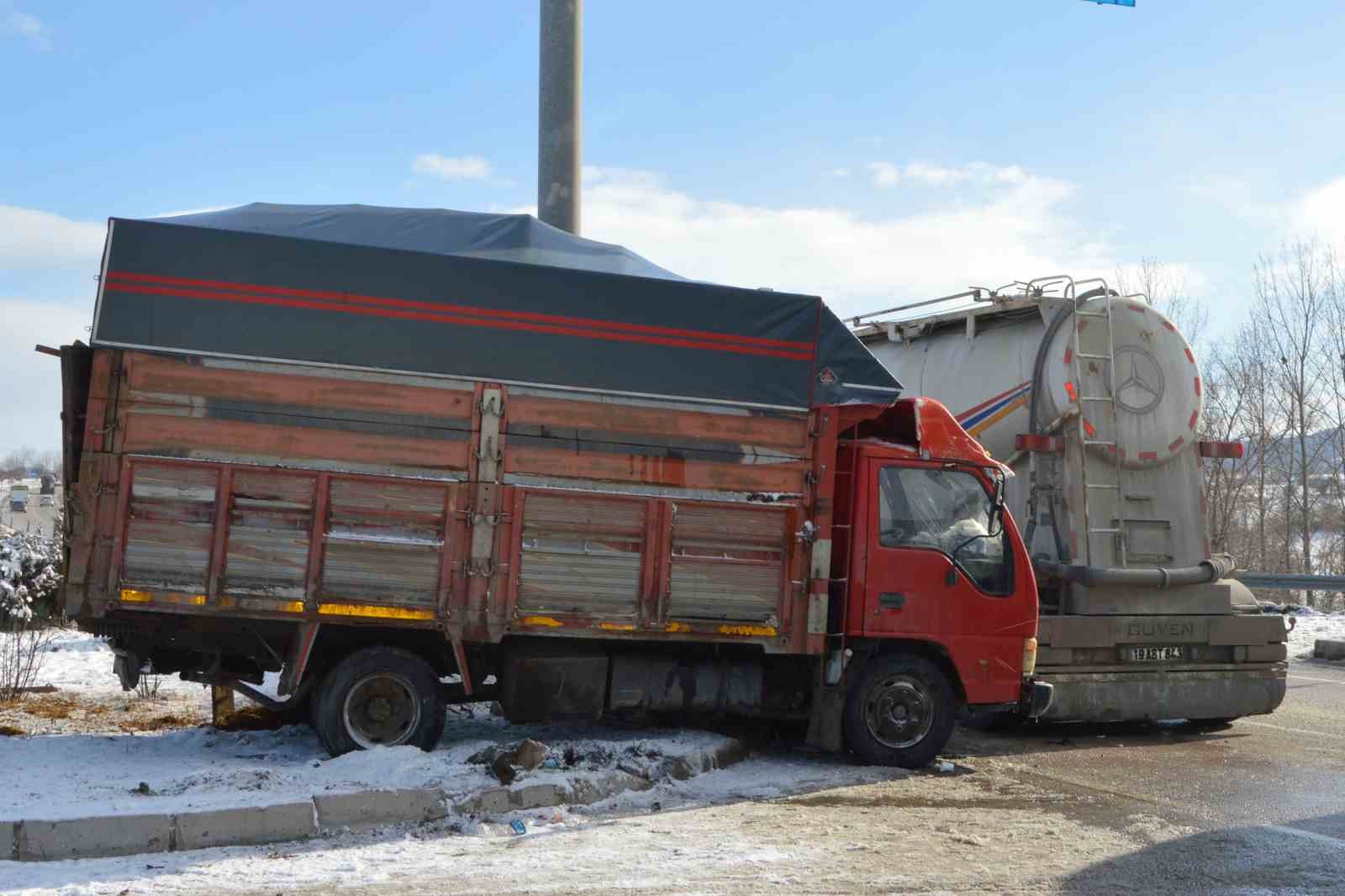 samsunda tir ile kamyonet carpisti 2 yarali 1 JnUaSKcK
