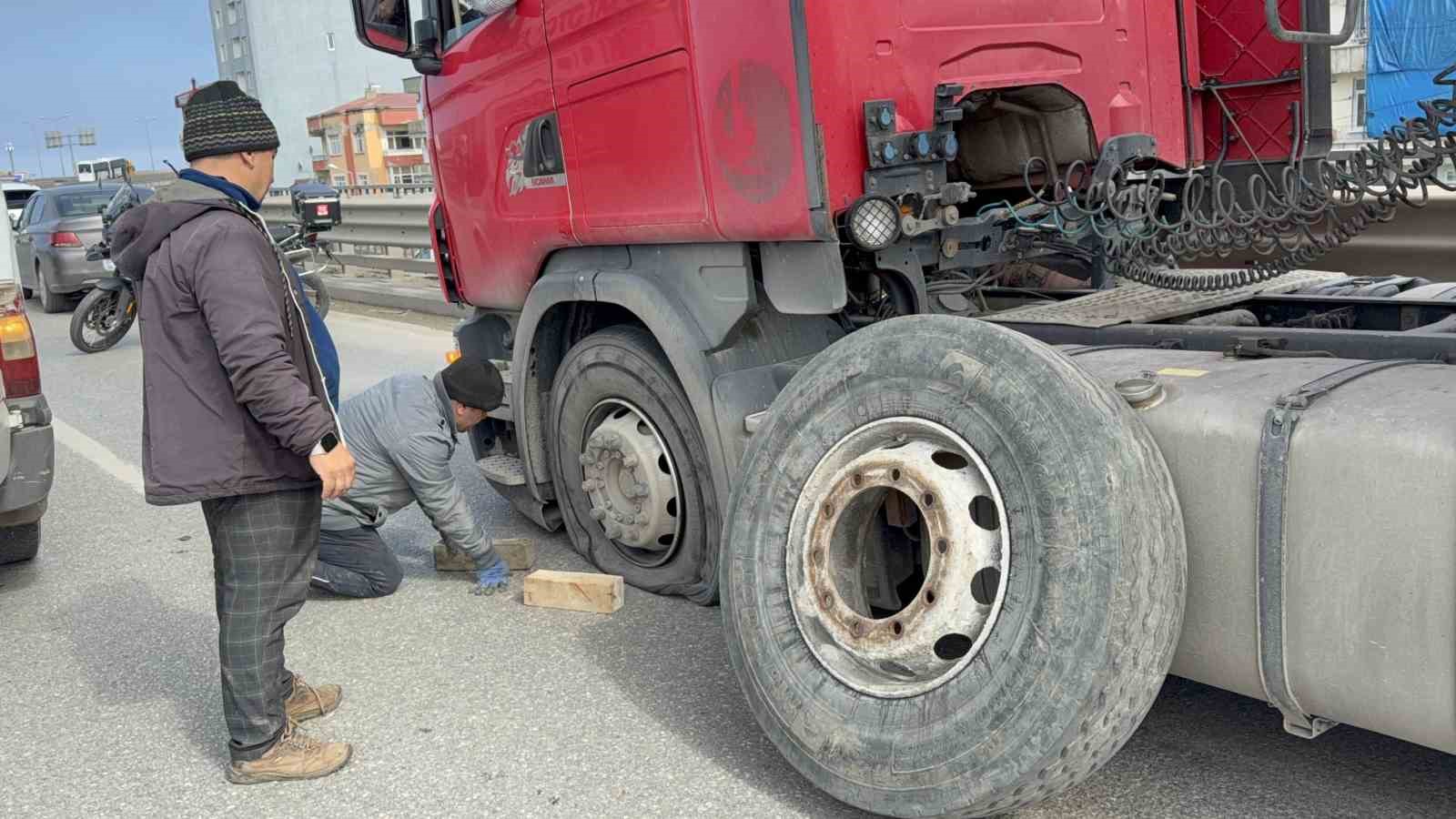 samsunda tir tira arkadan carpti 4 AcVLpWCX