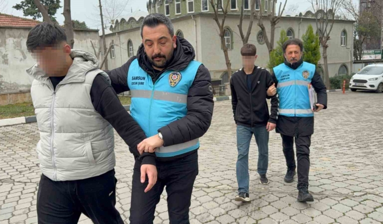 samsunda-trabzonspor-otobusunu-taslayan-5-kisi-adliyeye-sevk-edildi-7kJAi5aG.jpg