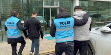 samsunda-trabzonspor-otobusunun-taslanmasiyla-ilgili-3-polis-aciga-alindi-q42bHdHV.jpg