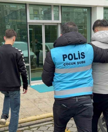 samsunda-trabzonspor-otobusunun-taslanmasiyla-ilgili-3-polis-aciga-alindi-q42bHdHV.jpg