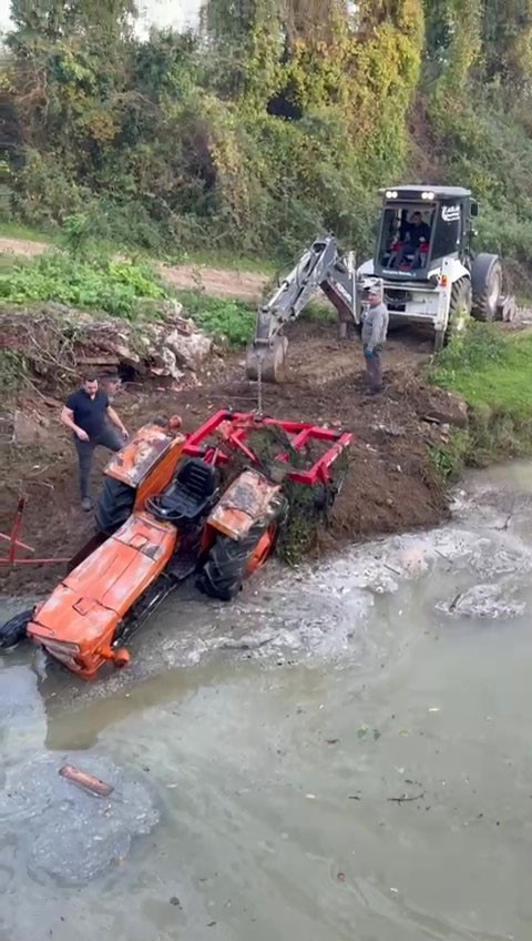 Samsun’da traktör sulama kanalına devrildi 5 samsunda traktor sulama kanalina devrildi 1 QHWTy1Ni