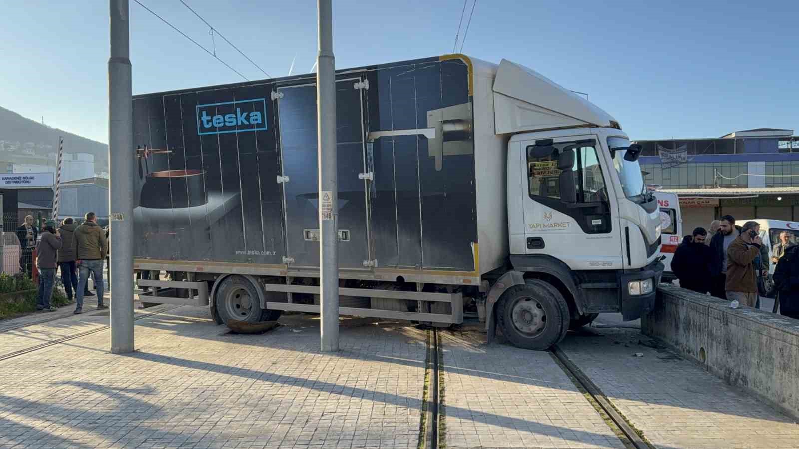 samsunda tramvay ile kamyon carpisti 3 yarali 10 9mZMyWG2