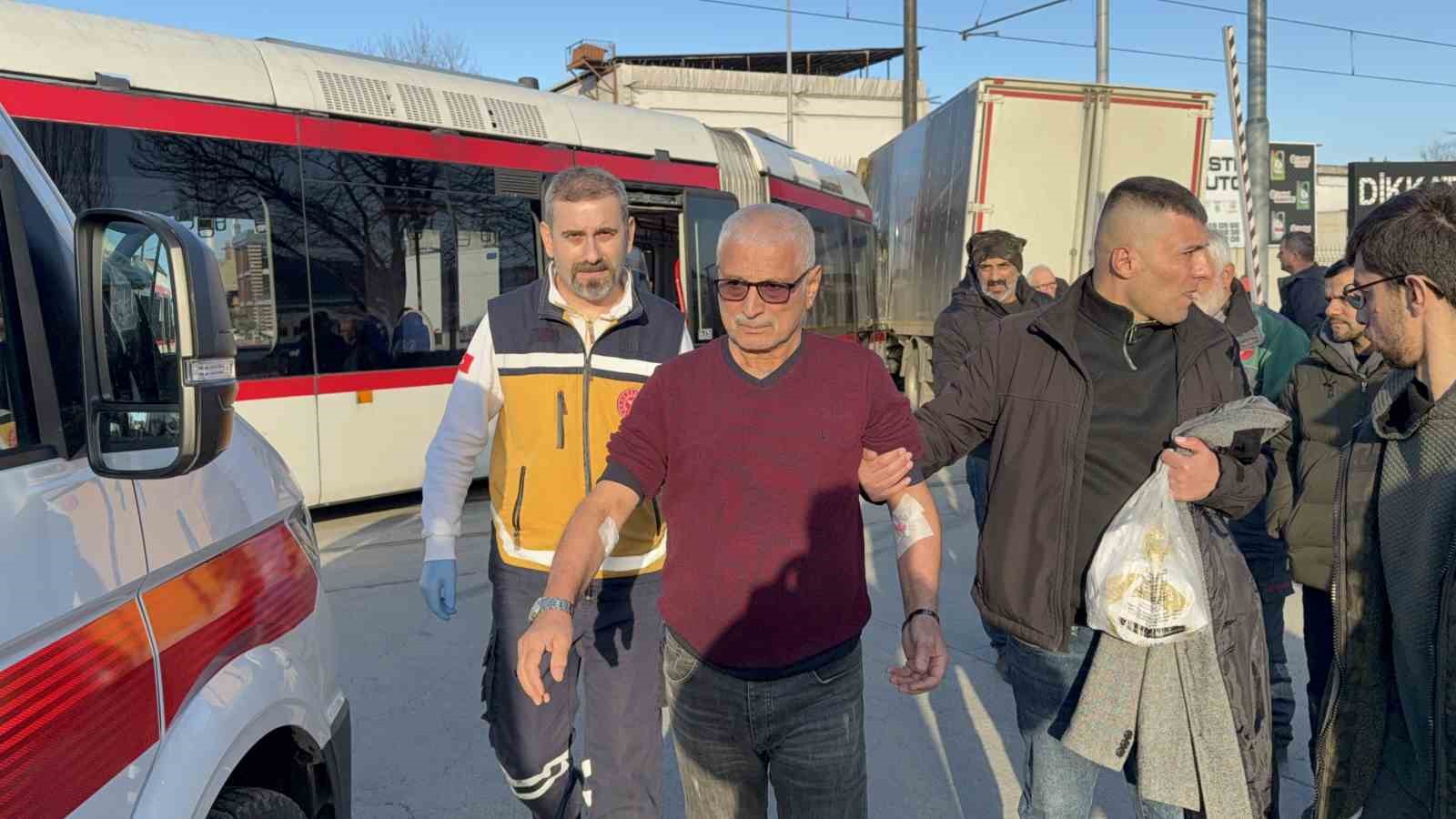 samsunda tramvay ile kamyon carpisti 3 yarali 11 u5cRNvWL