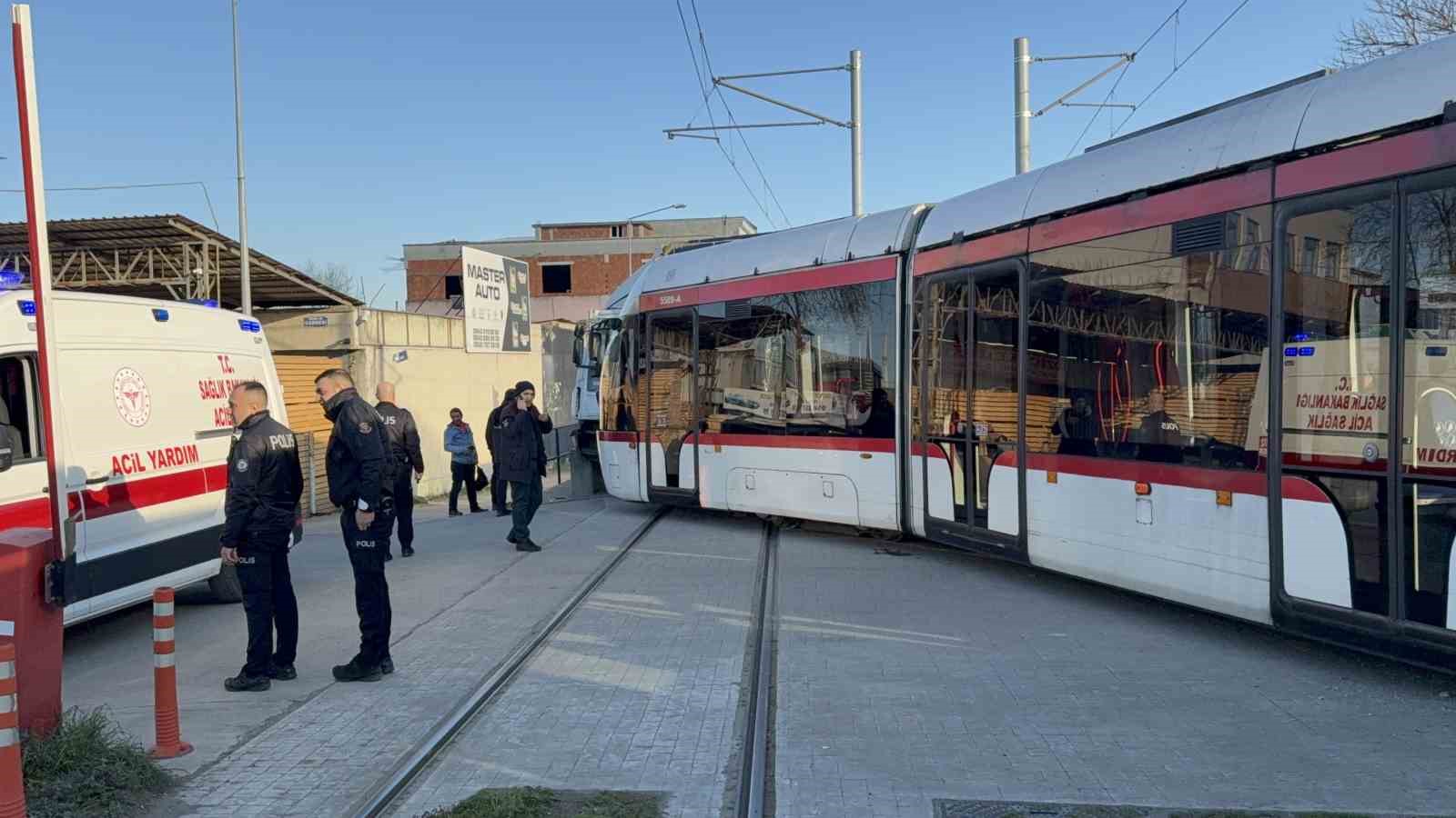 samsunda tramvay ile kamyon carpisti 3 yarali 3 namCXmDR