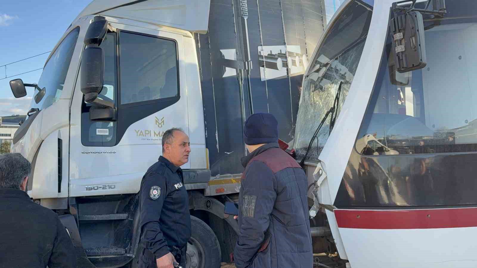 samsunda tramvay ile kamyon carpisti 3 yarali 5 rdnQjf6z