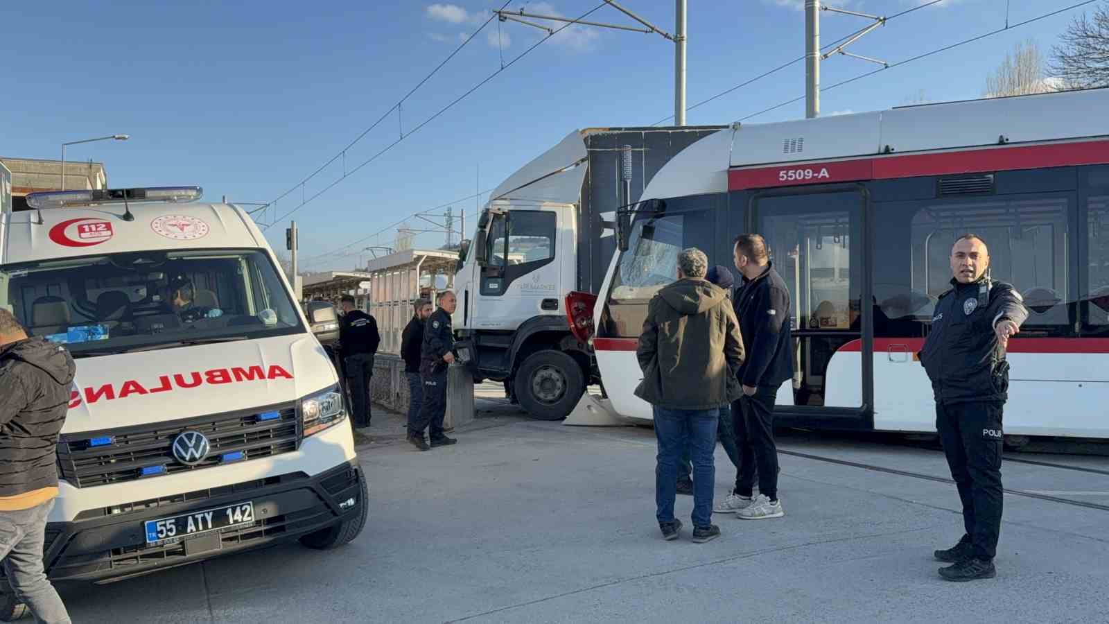 samsunda tramvay ile kamyon carpisti 3 yarali 6