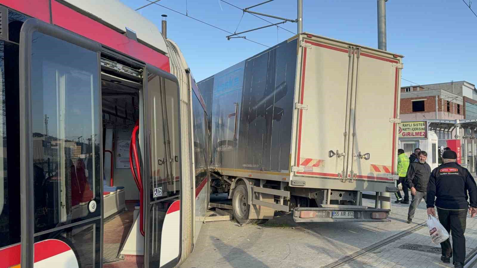 samsunda tramvay ile kamyon carpisti 3 yarali 7 dtjMH7ns