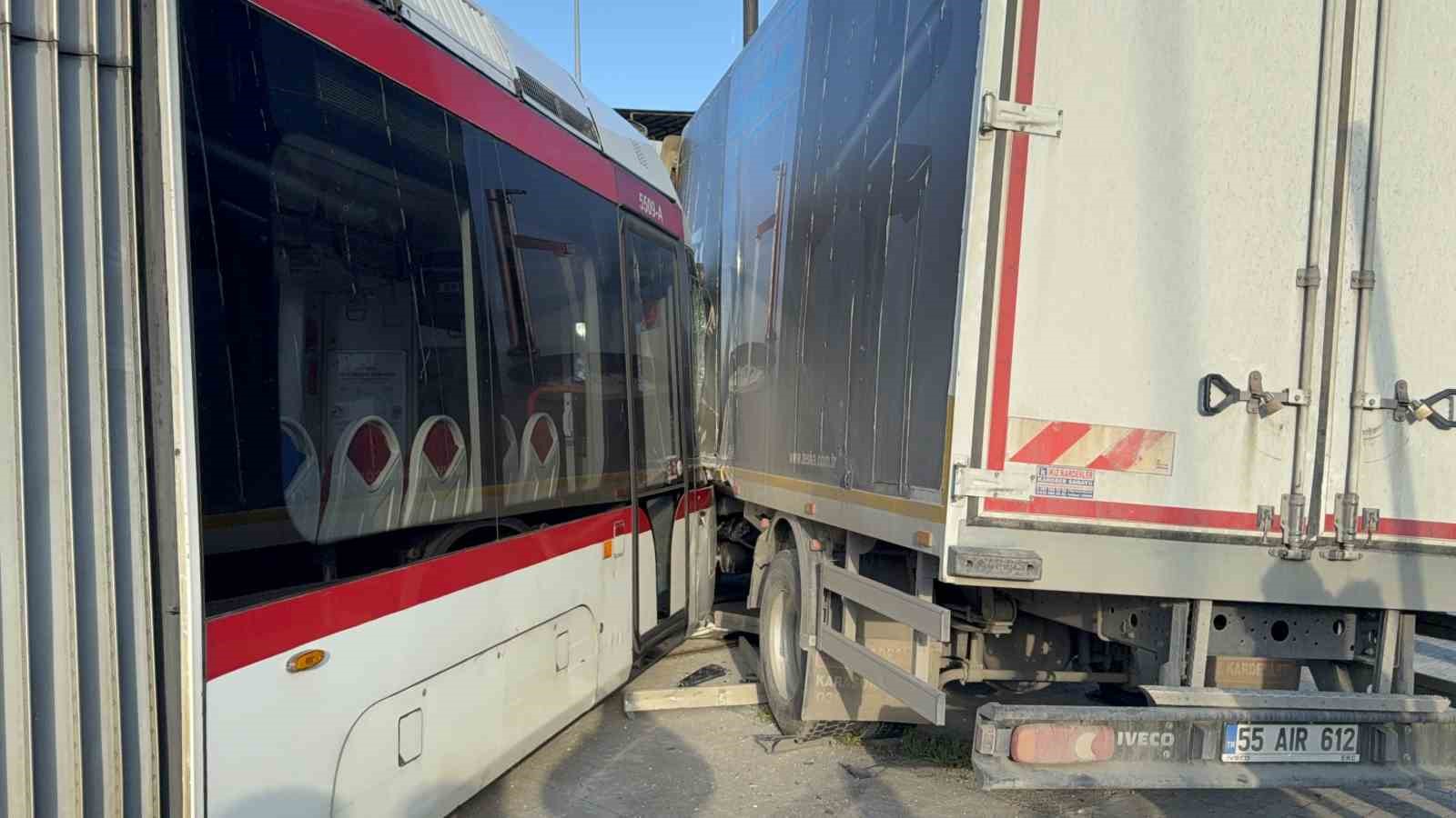 samsunda tramvay ile kamyon carpisti 3 yarali 8 VVR9YcnH