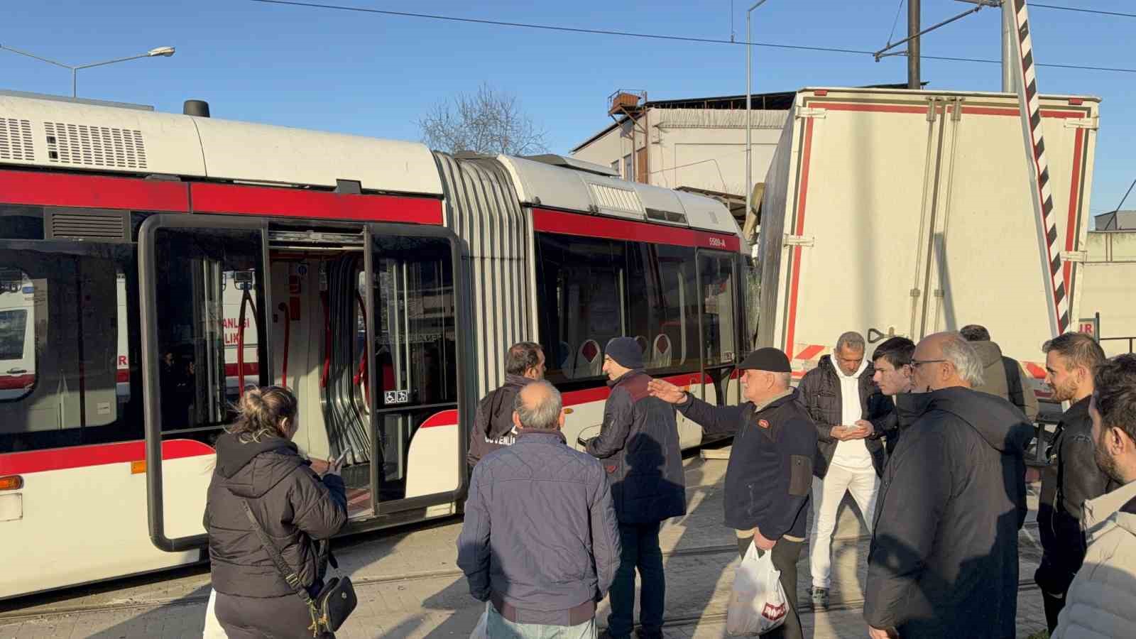 samsunda tramvay ile kamyon carpisti 3 yarali 9 ENkflNT3