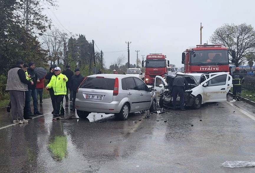 samsunda uc aracin karistigi kaza 6 yarali 2 33EcR11G