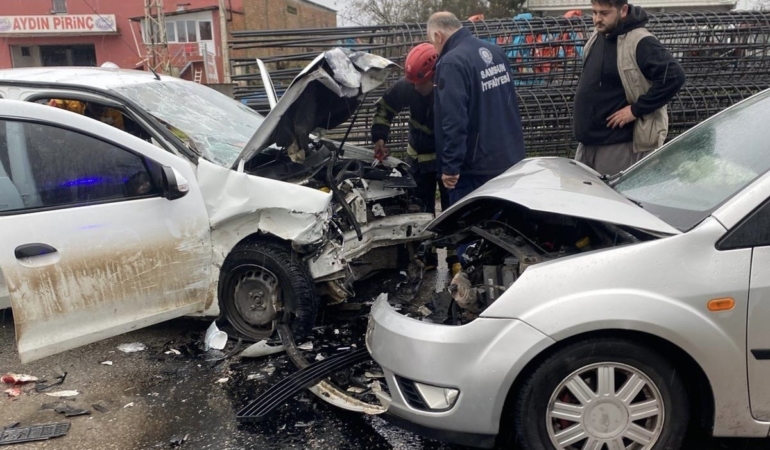 samsunda-uc-aracin-karistigi-kaza-6-yarali-CvzGe8kp.jpg