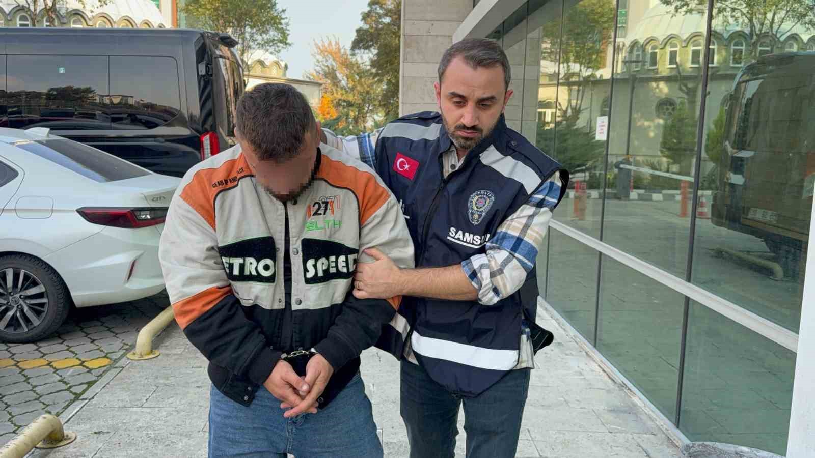 Samsun’da uyuşturucu hapla yakalanan şahıs adliyeye sevk edildi 4 samsunda uyusturucu hapla yakalanan sahis adliyeye sevk edildi 0 6JOyIYY6