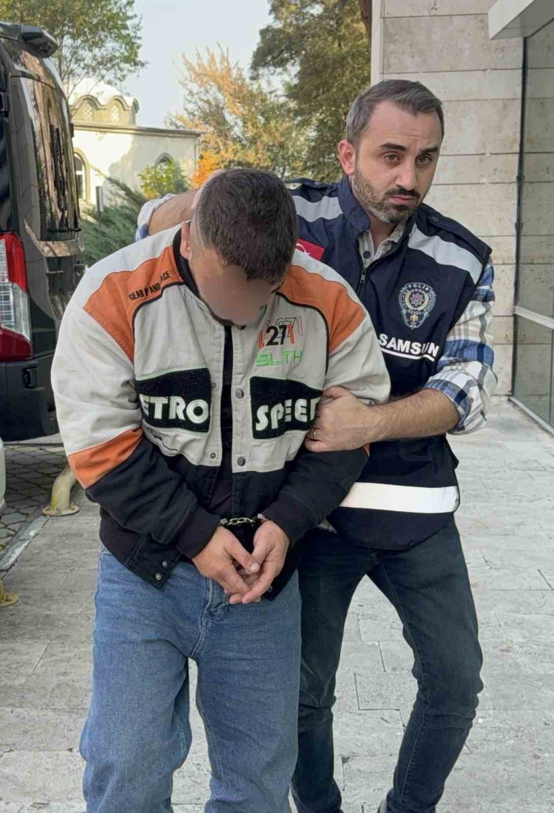 Samsun’da uyuşturucu hapla yakalanan şahıs adliyeye sevk edildi 5 samsunda uyusturucu hapla yakalanan sahis adliyeye sevk edildi 1 v8yaVC7V