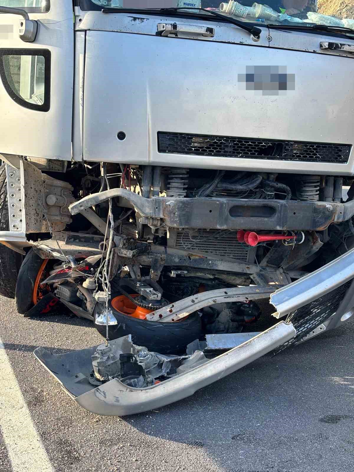 samsunda viraji alamayan motosiklet kamyonla carpisti 1 olu 4 AL54W9u8