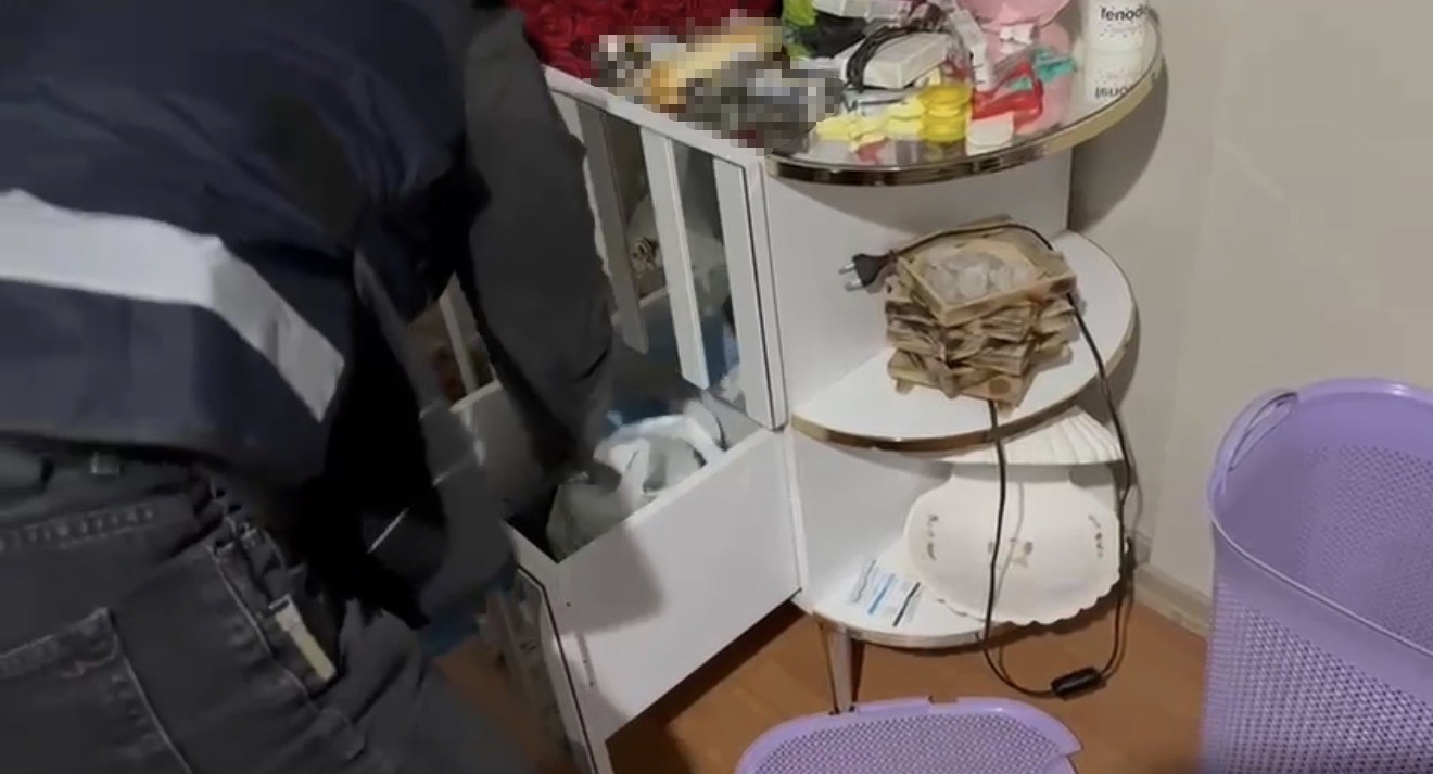 samsunda yatak odasinda ve aracta uyusturucu ele gecirildi 6