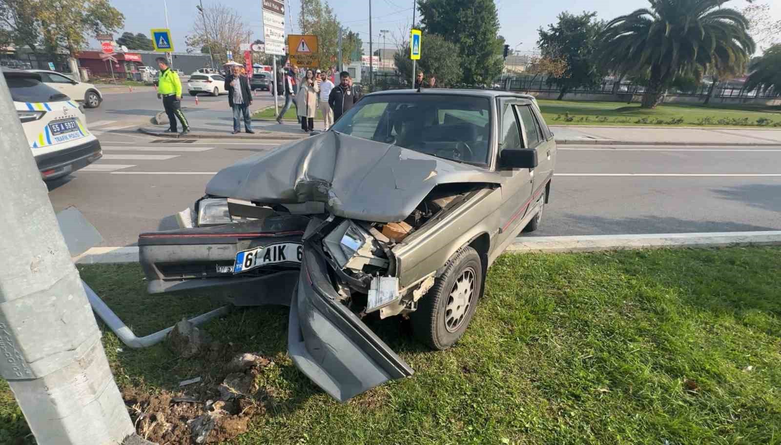 Samsun’da yayaya çarpmamak için fren yaptı, direğe çarptı: 1 yaralı 4 samsunda yayaya carpmamak icin fren yapti direge carpti 1 yarali 0 3GJVtdUD