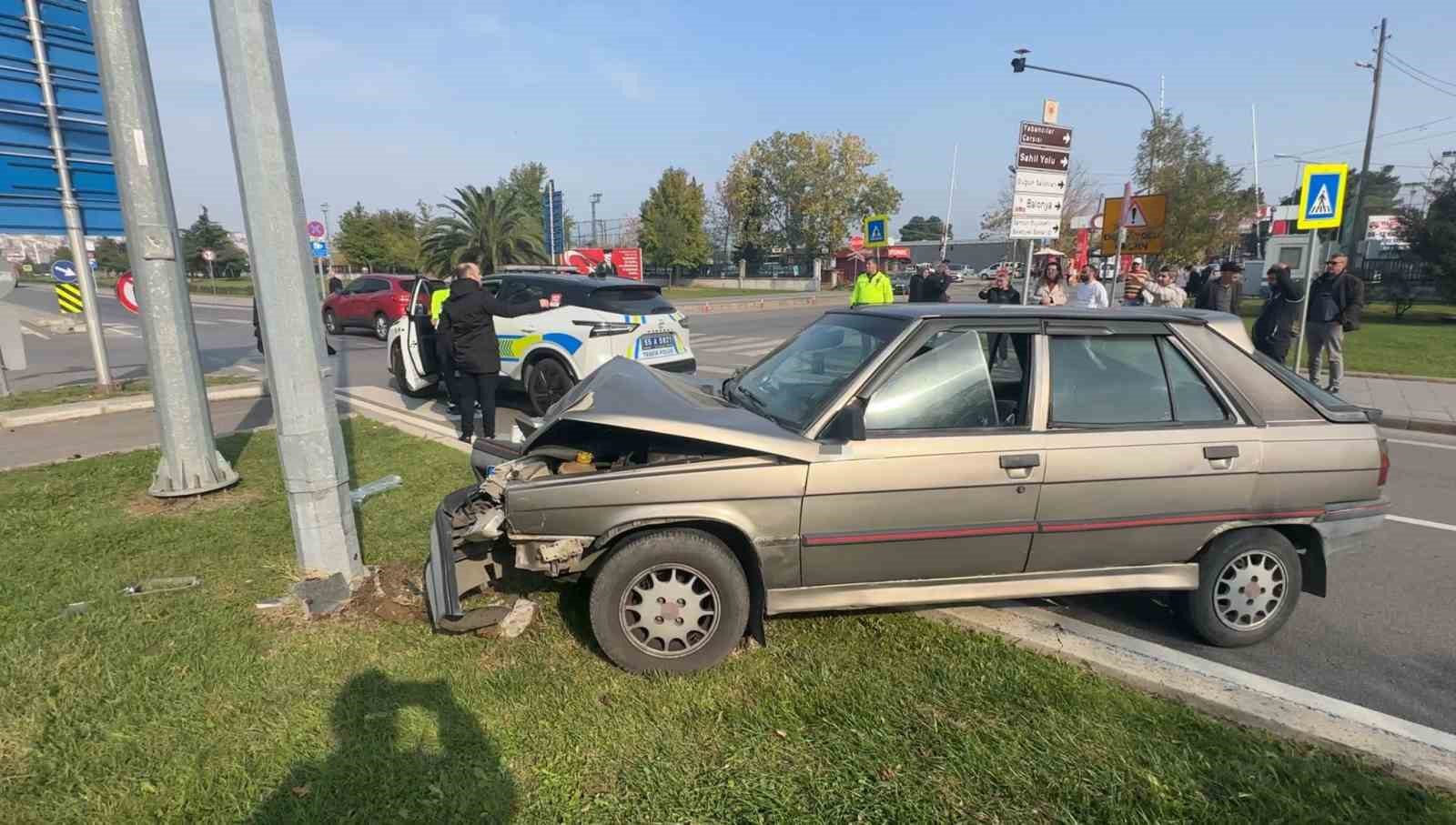 Samsun’da yayaya çarpmamak için fren yaptı, direğe çarptı: 1 yaralı 6 samsunda yayaya carpmamak icin fren yapti direge carpti 1 yarali 2 dwmp6fLF