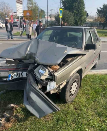 samsunda-yayaya-carpmamak-icin-fren-yapti-direge-carpti-1-yarali-29gVfkna.jpg