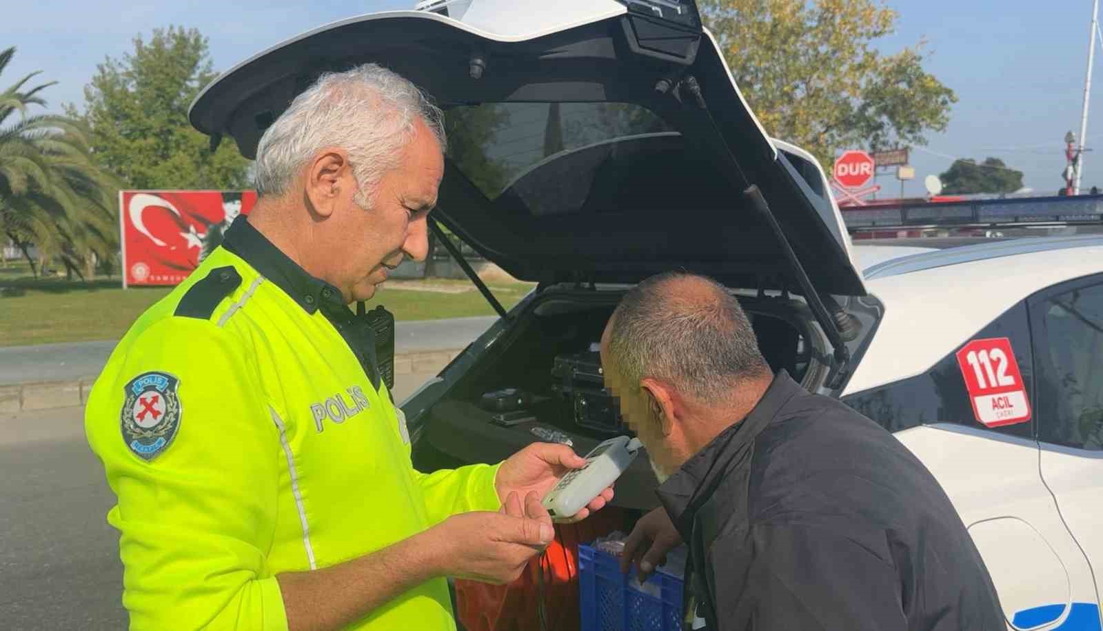 Samsun’da yayaya çarpmamak için fren yaptı, direğe çarptı: 1 yaralı 8 samsunda yayaya carpmamak icin fren yapti direge carpti 1 yarali 4 CEmksAI6