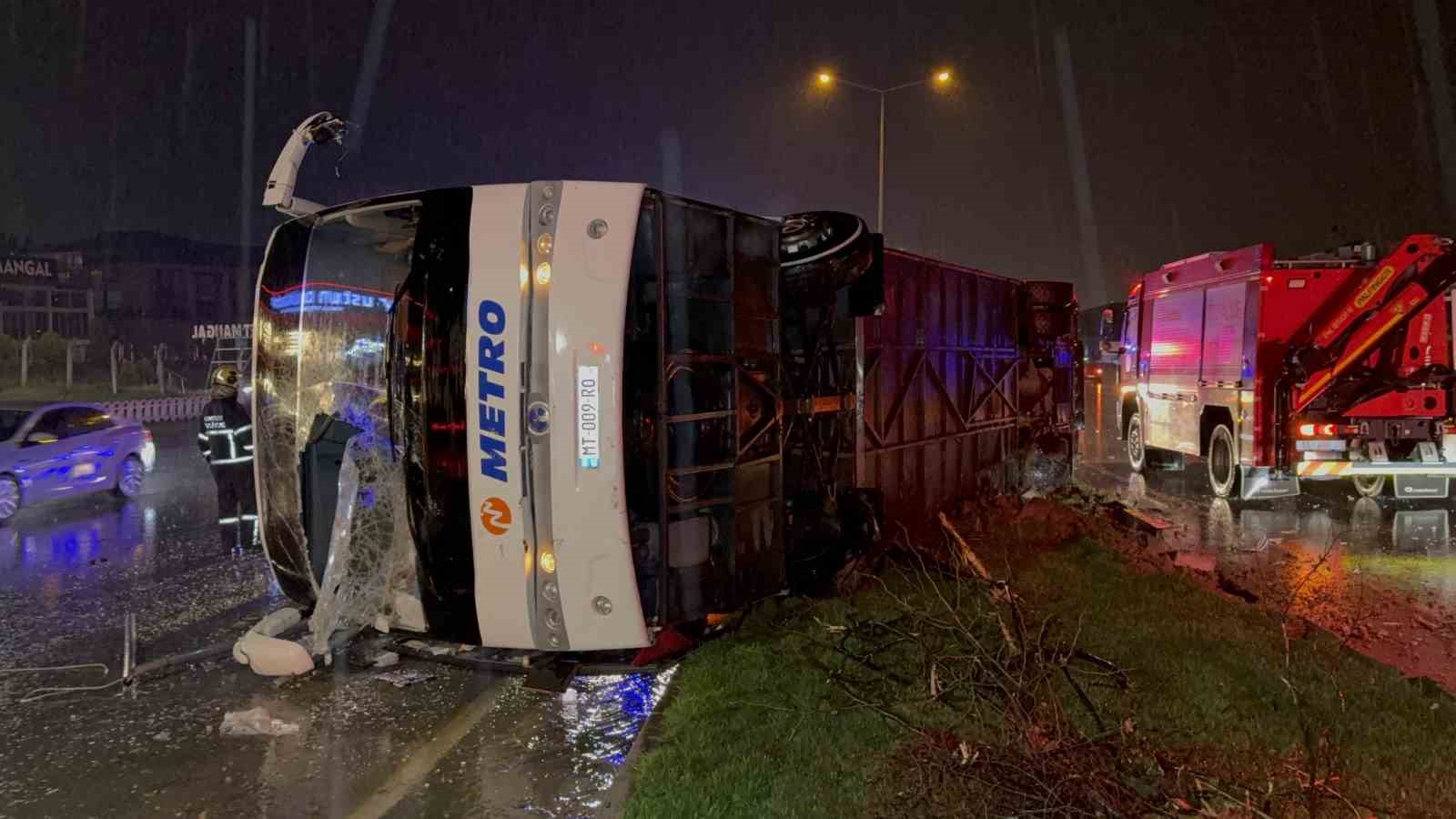 samsunda yolcu otobusu devrildi 6 yarali 1 T8JOT1tj
