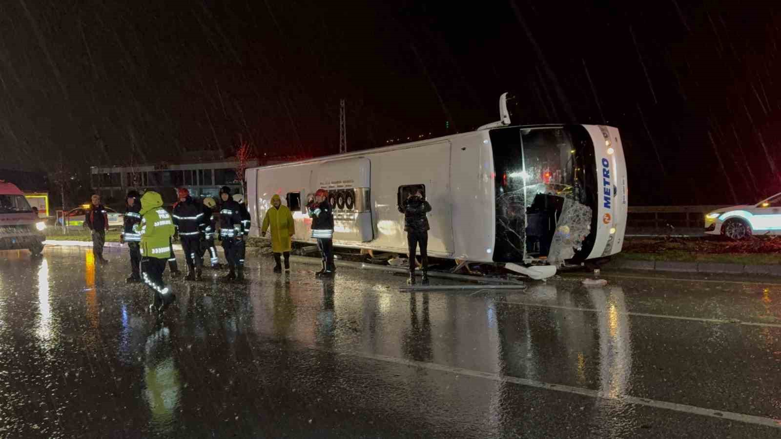 samsunda yolcu otobusu devrildi 6 yarali 3 zegJgwMb