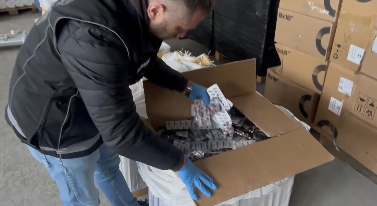 Samsun’da zehir tacirlerine darbe: 172 bin hap ele geçirildi 5 samsunda zehir tacirlerine darbe 172 bin hap ele gecirildi 1 JTOUFvdi