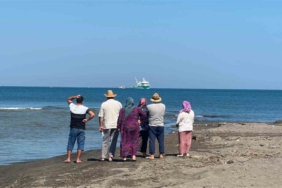 Müzik çaları kulağına dayayarak son ses ile sokakta yürüyen kişi tepki çekti 1 thumbnail