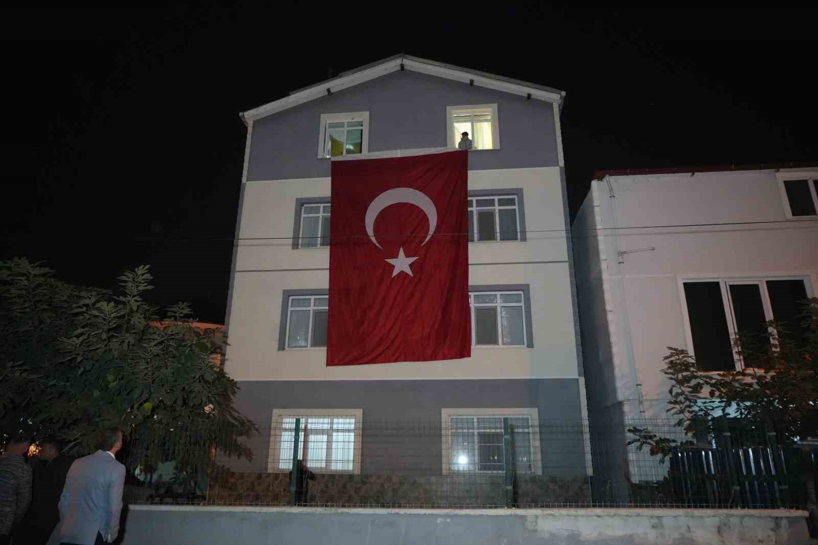 samsunlu sehidin baba evine turk bayragi asildi 0 zzsWsLiX