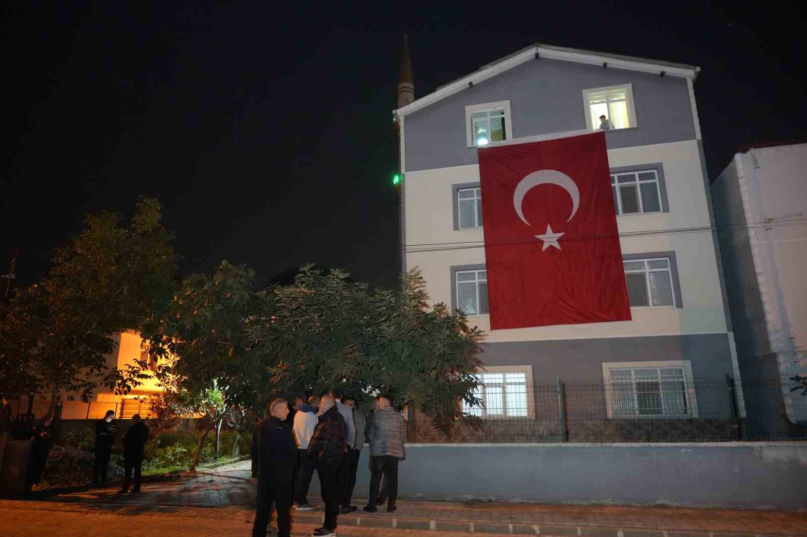 samsunlu sehidin baba evine turk bayragi asildi 2 pW2OrnGX