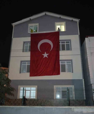 samsunlu-sehidin-baba-evine-turk-bayragi-asildi-qQgcNjXx.jpg