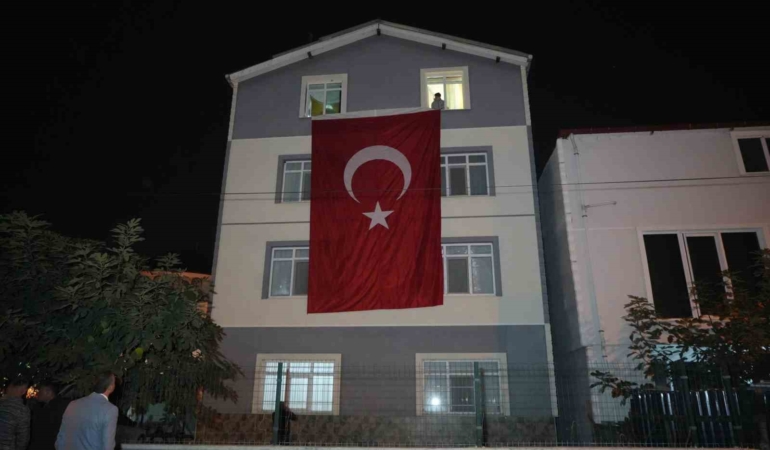 samsunlu-sehidin-baba-evine-turk-bayragi-asildi-qQgcNjXx.jpg