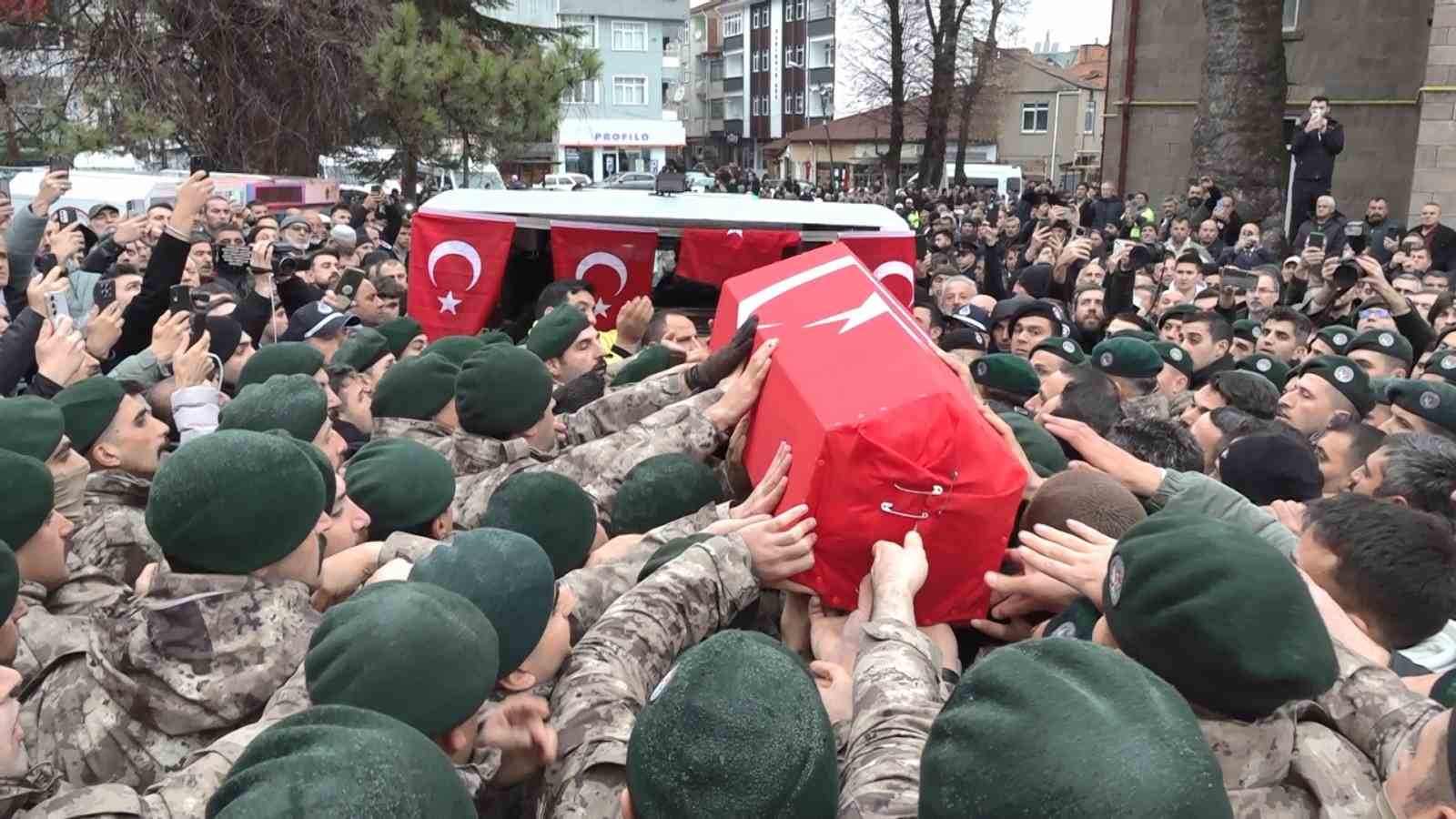 samsunlu sehit polis gorev arkadaslarinin omzunda dualarla ugurlandi 0 fc6wgBrz