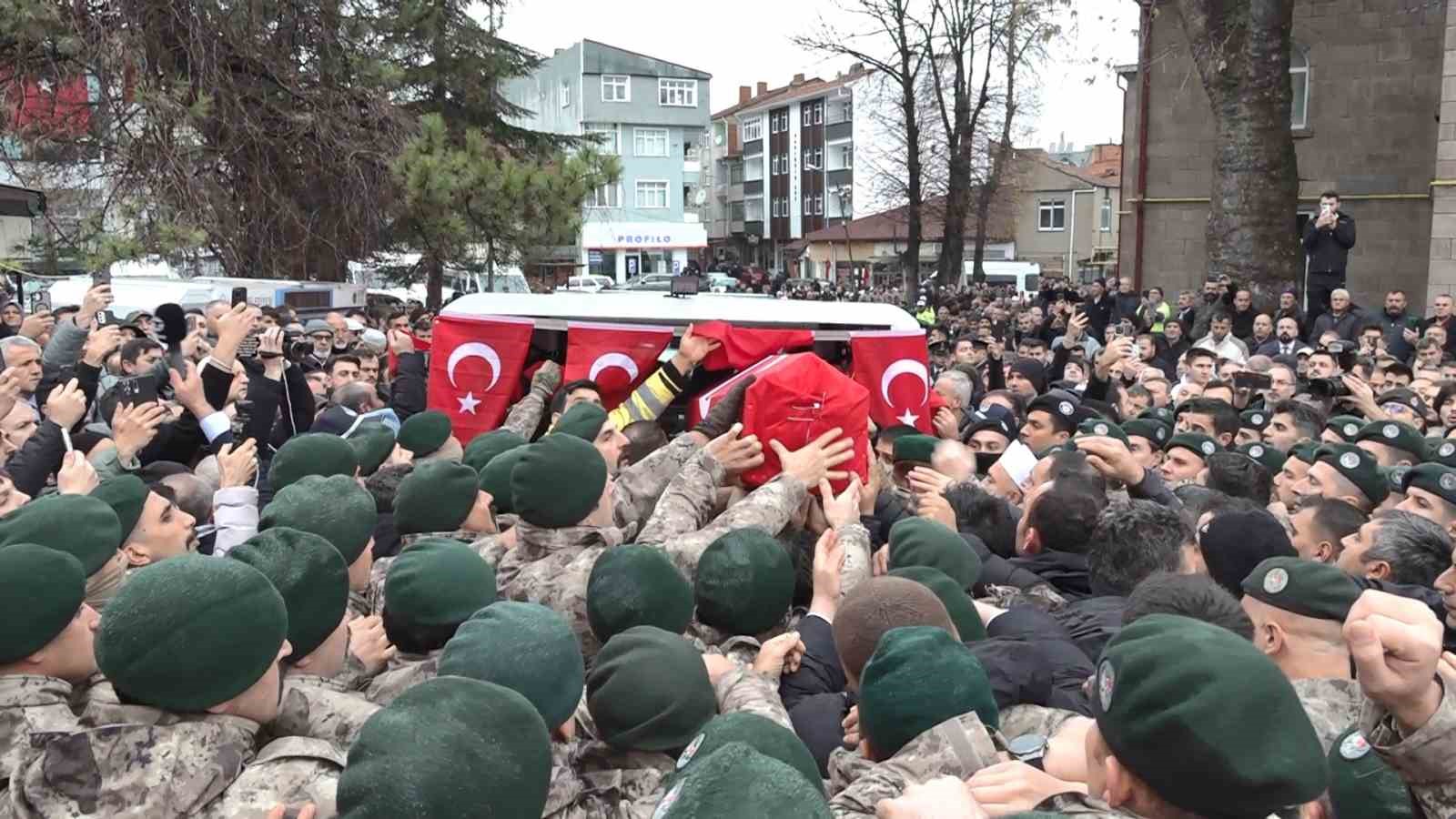samsunlu sehit polis gorev arkadaslarinin omzunda dualarla ugurlandi 1 R13ufWJ5