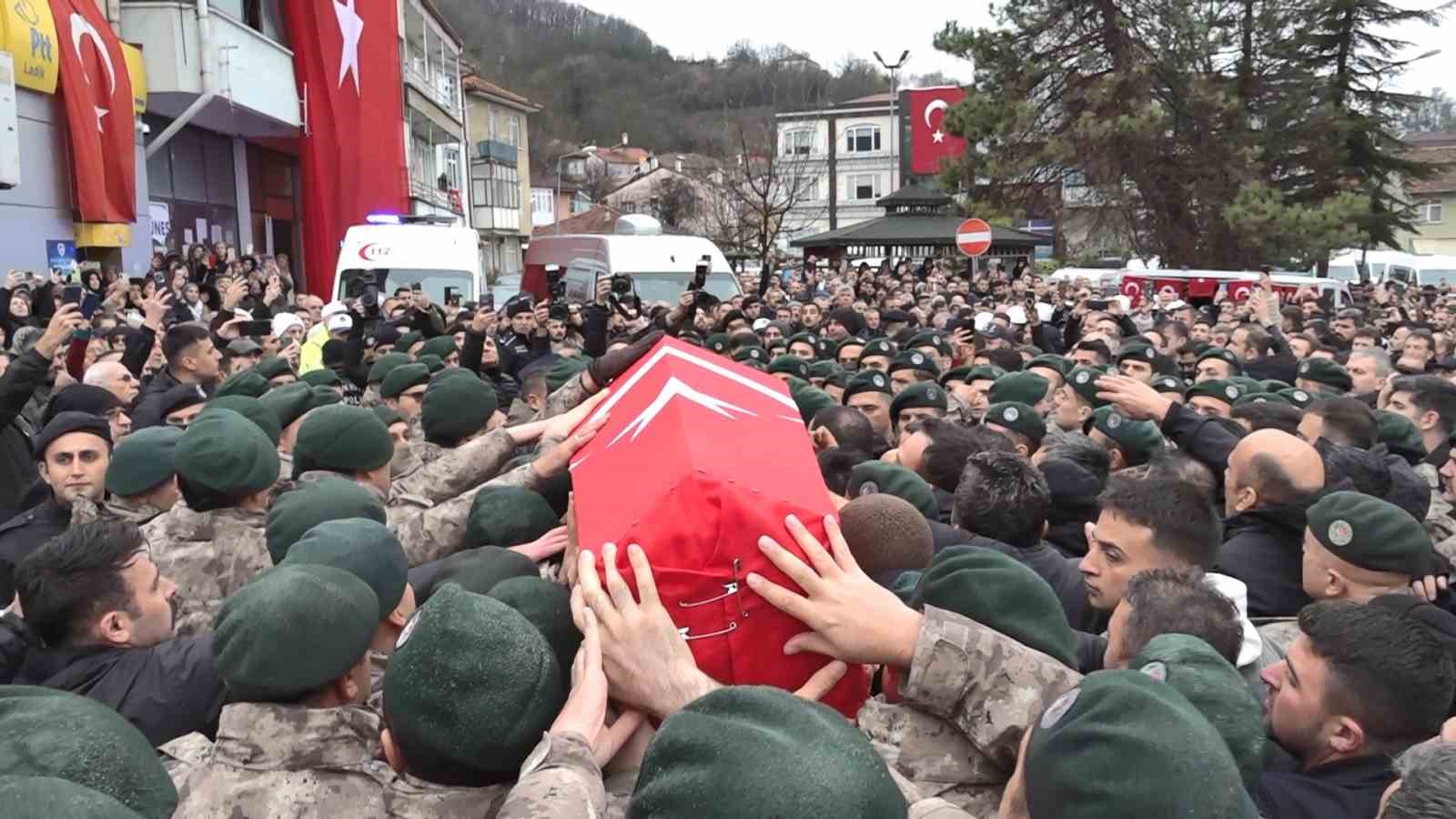 samsunlu sehit polis gorev arkadaslarinin omzunda dualarla ugurlandi 2 dPZADjjv