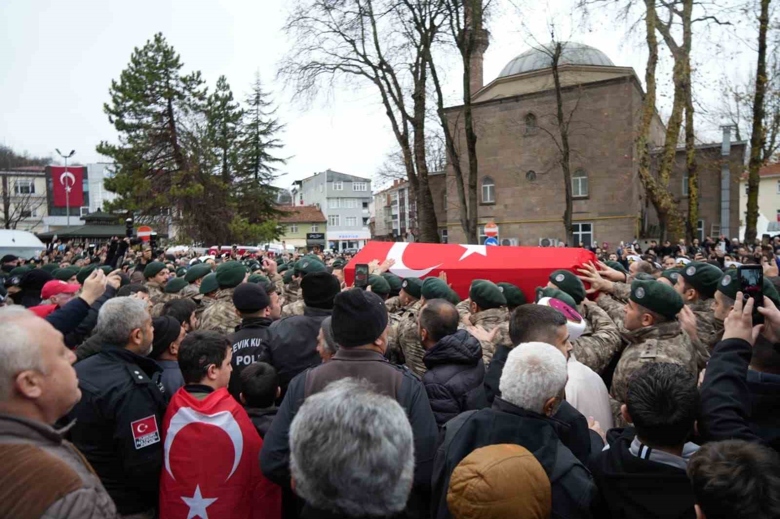 samsunlu sehit polis gorev arkadaslarinin omzunda dualarla ugurlandi 3 B99bM5h3