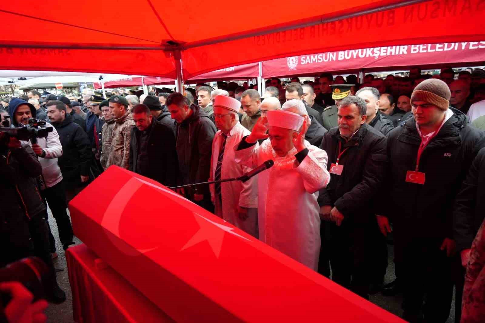 samsunlu sehit polis gorev arkadaslarinin omzunda dualarla ugurlandi 5