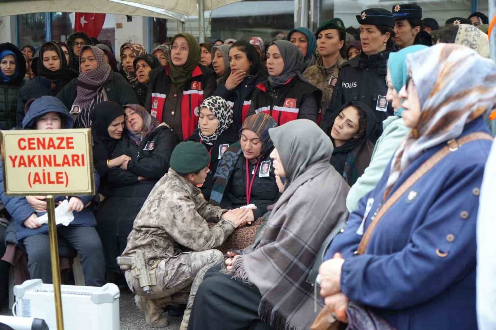 samsunlu sehit polis gorev arkadaslarinin omzunda dualarla ugurlandi 7 zltMJWdP